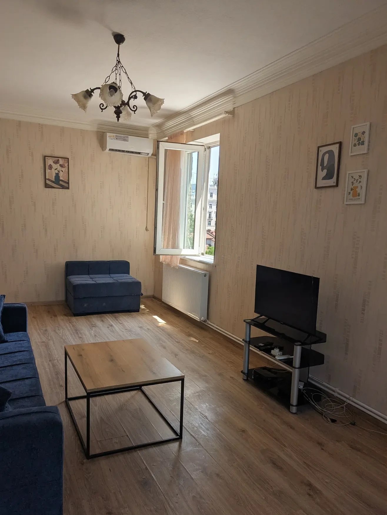 1-room apartment for rent on Marjanishvili Street, Chugureti, Tbilisi — living room with air conditioning and open window