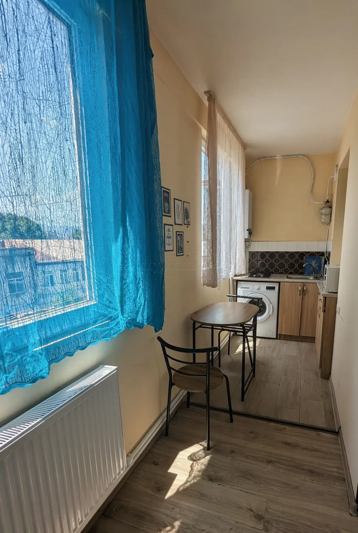 1-room apartment for rent on Marjanishvili Street, Chugureti, Tbilisi — dining corner by the window