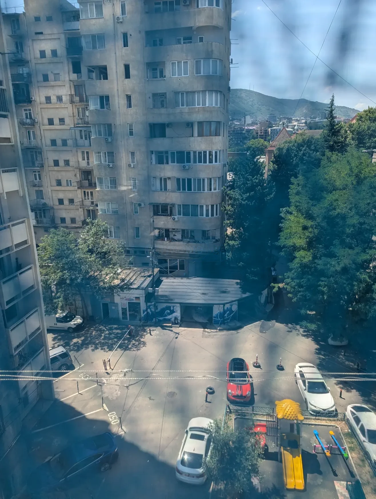1-room apartment for rent on Marjanishvili Street, Chugureti, Tbilisi — courtyard view from the window
