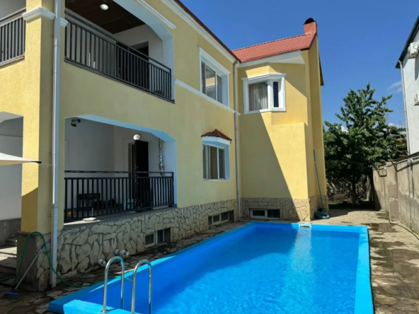 10-room house for rent on Dighmistsklis Street, Didi Dighomi, Tbilisi — swimming pool and rear terrace