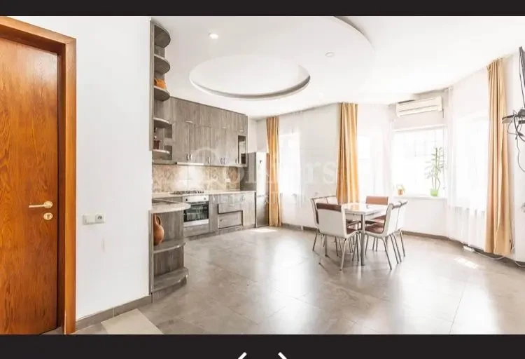 10-room house for rent on Dighmistsklis Street, Didi Dighomi, Tbilisi — open-plan kitchen and dining area
