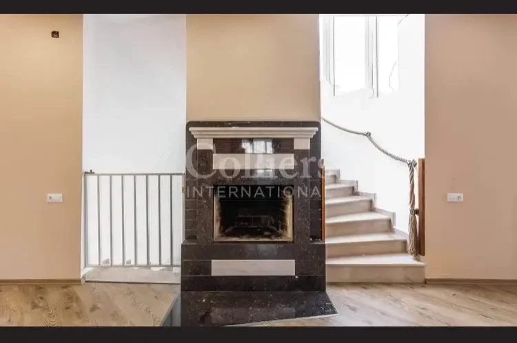 10-room house for rent on Dighmistsklis Street, Didi Dighomi, Tbilisi — fireplace and staircase