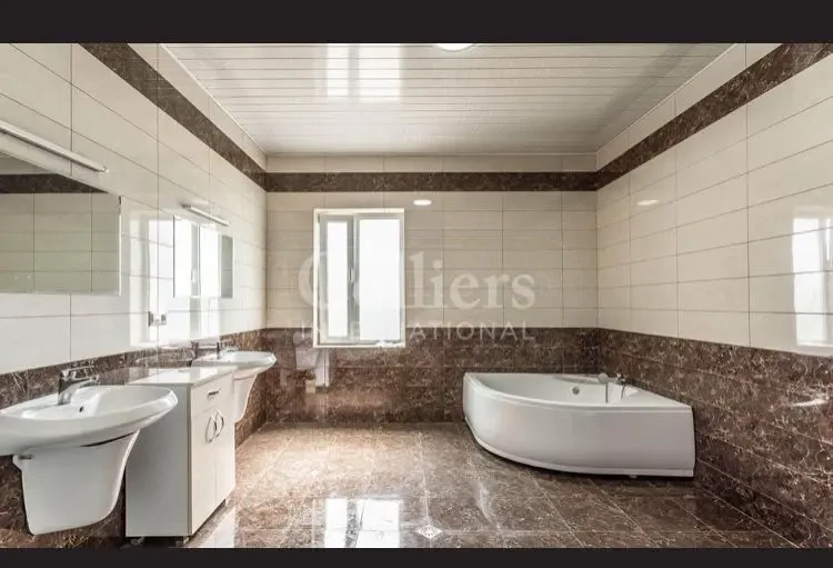 10-room house for rent on Dighmistsklis Street, Didi Dighomi, Tbilisi — bathroom with corner bath