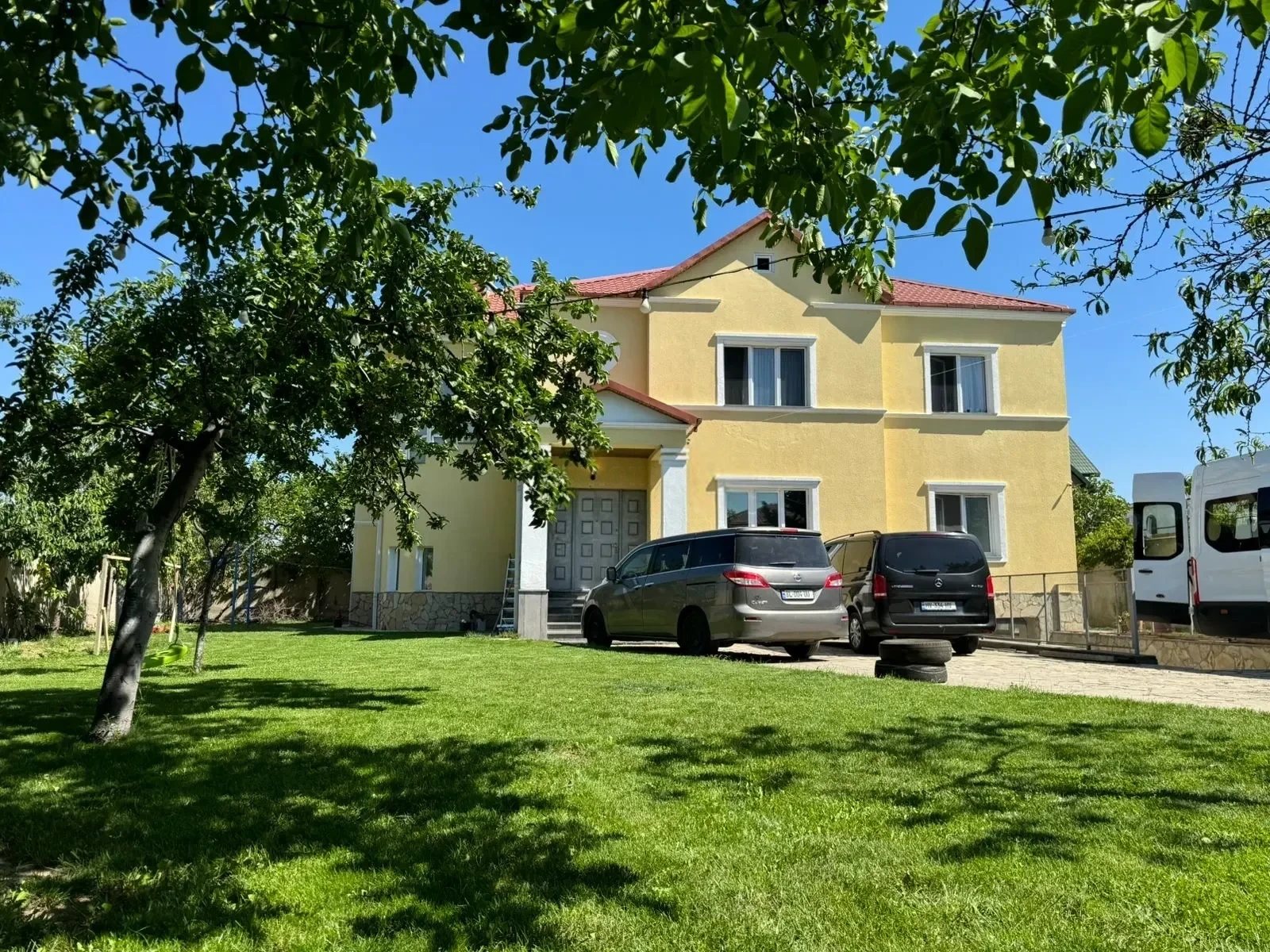 10-room house for rent on Dighmistsklis Street, Didi Dighomi, Tbilisi — front elevation and lawn