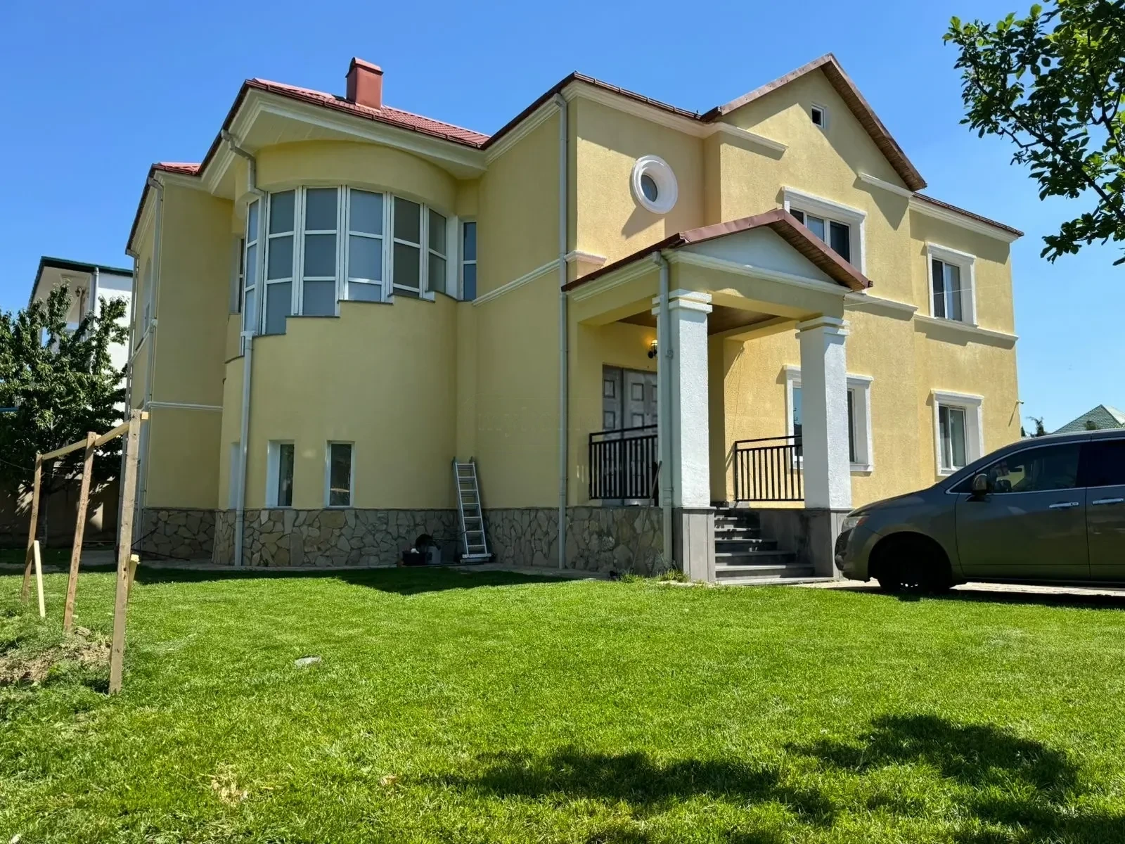 10-room house for rent on Dighmistsklis Street, Didi Dighomi, Tbilisi — front entrance and columned porch