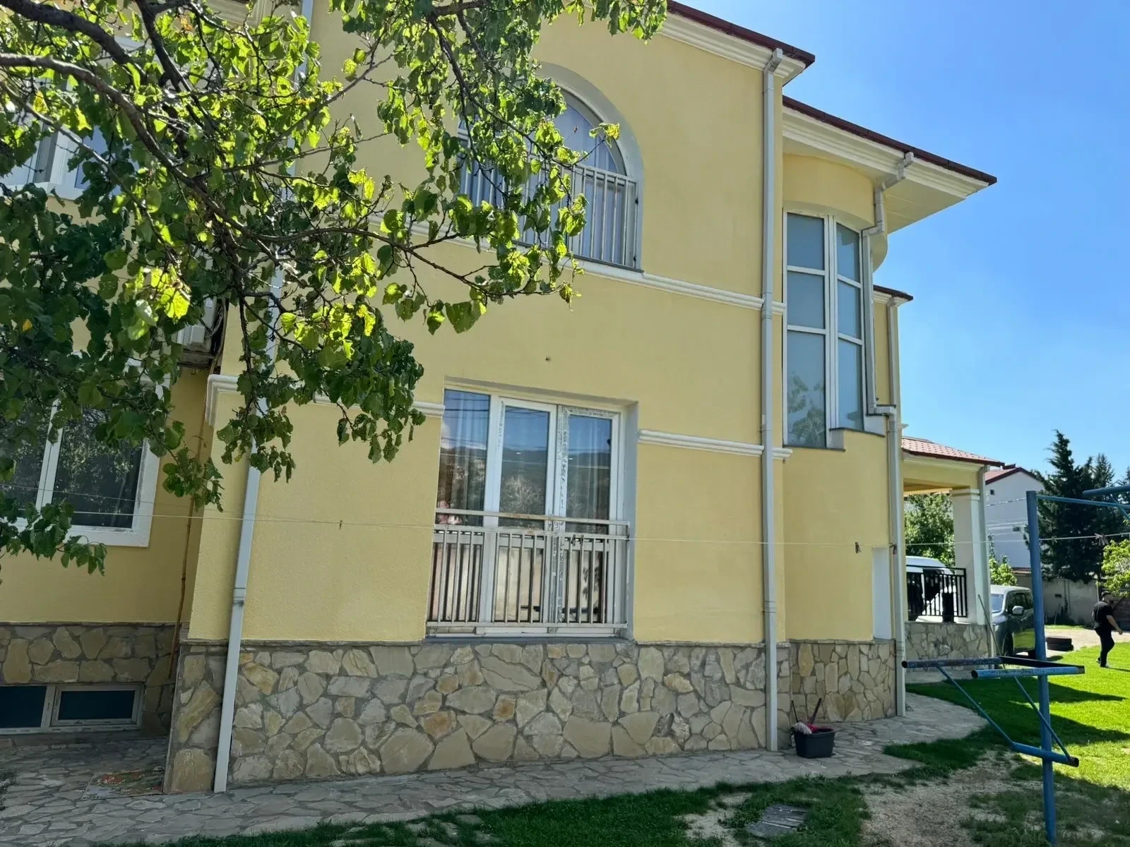 10-room house for rent on Dighmistsklis Street, Didi Dighomi, Tbilisi — side elevation and garden