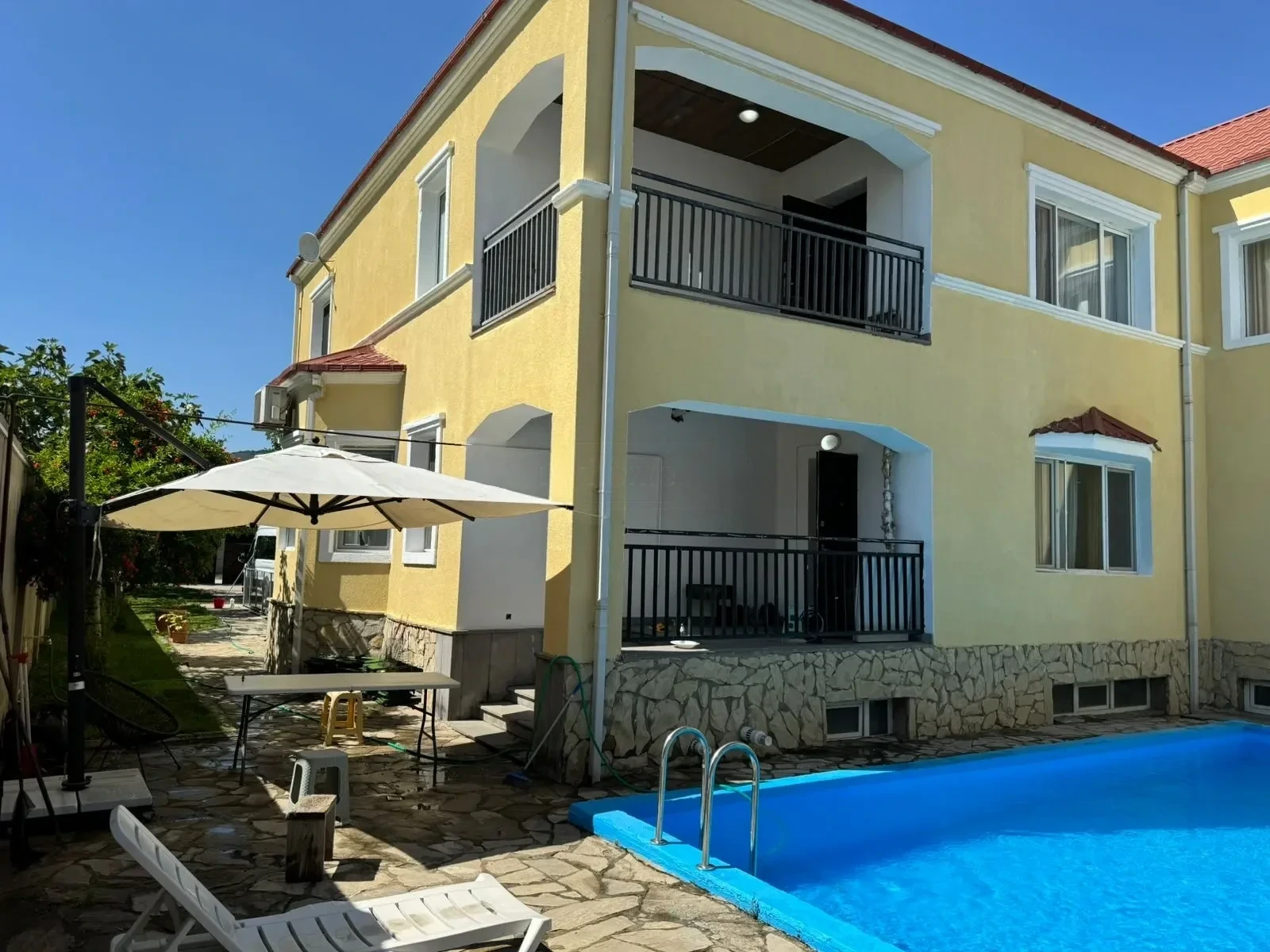 10-room house for rent on Dighmistsklis Street, Didi Dighomi, Tbilisi — poolside terrace with sun loungers