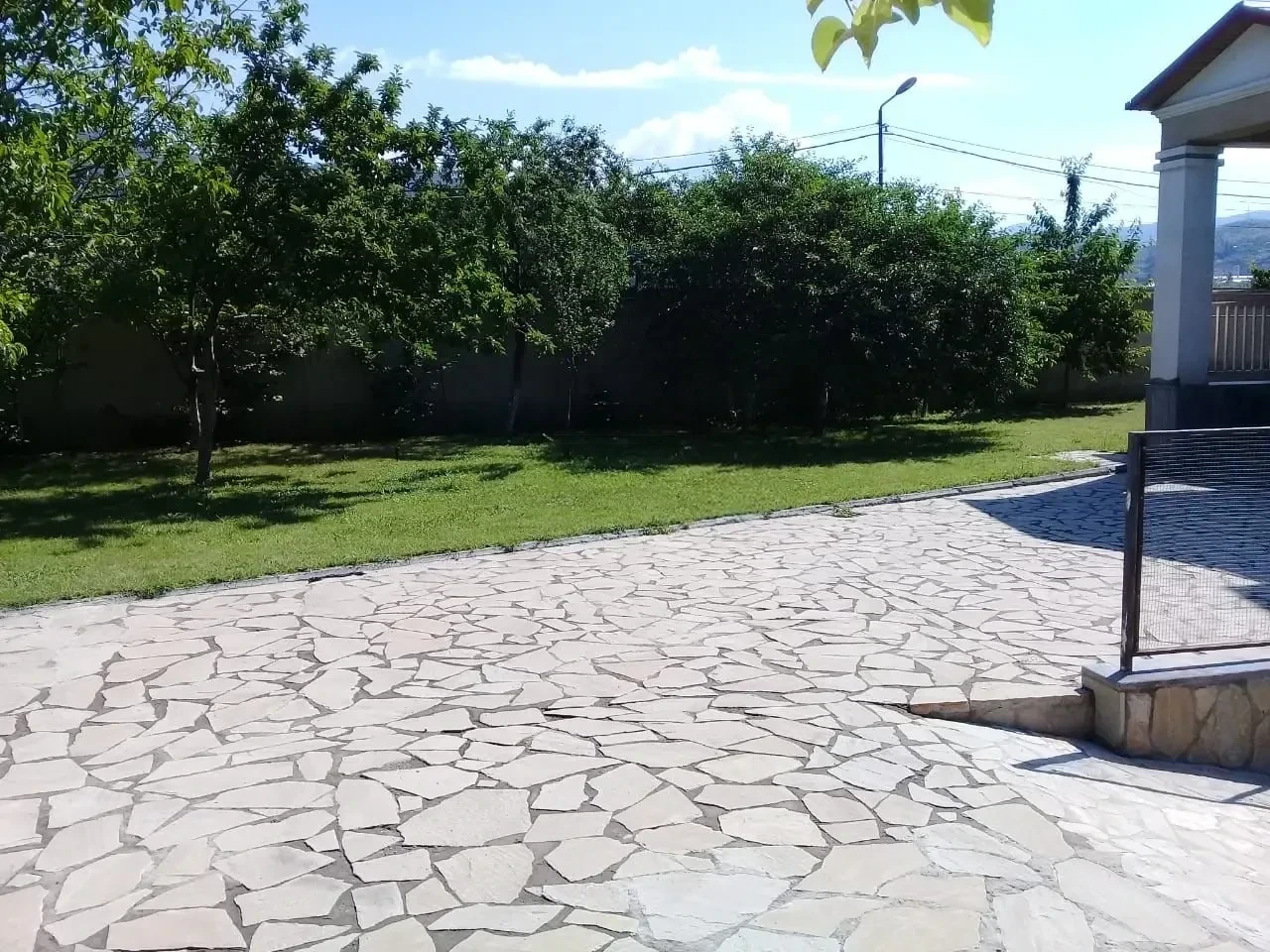10-room house for rent on Dighmistsklis Street, Didi Dighomi, Tbilisi — paved courtyard and garden