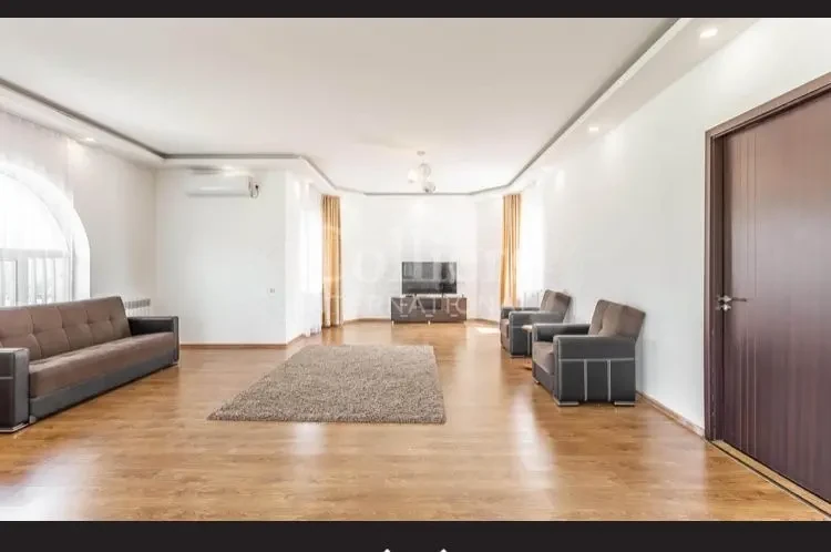 10-room house for rent on Dighmistsklis Street, Didi Dighomi, Tbilisi — living room