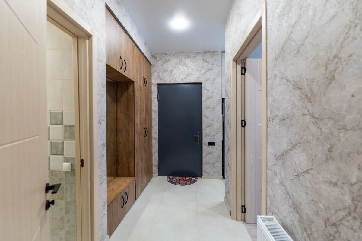 2-room apartment for rent on Chavchavadze Avenue 49b, Vake, Tbilisi — entrance hallway with fitted wardrobe