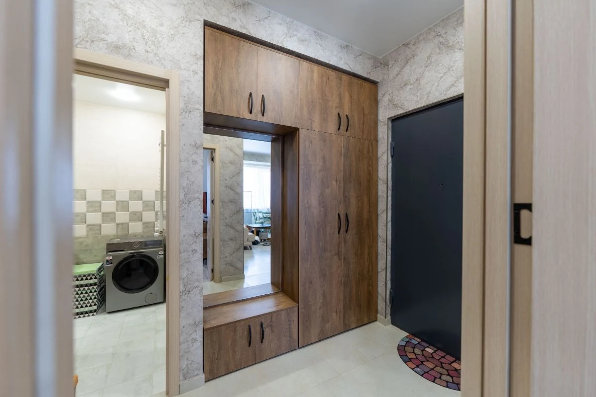 2-room apartment for rent on Chavchavadze Avenue 49b, Vake, Tbilisi — hallway with mirror and view to the laundry