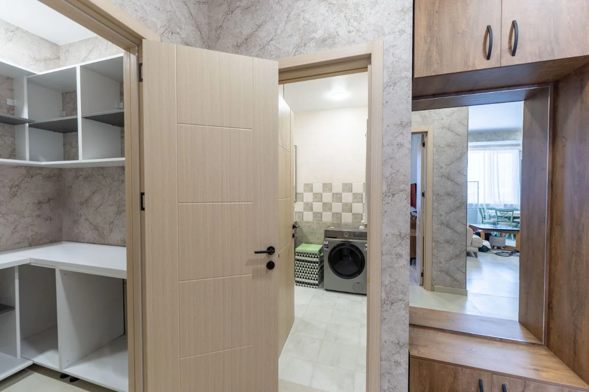 2-room apartment for rent on Chavchavadze Avenue 49b, Vake, Tbilisi — storage room with fitted shelving