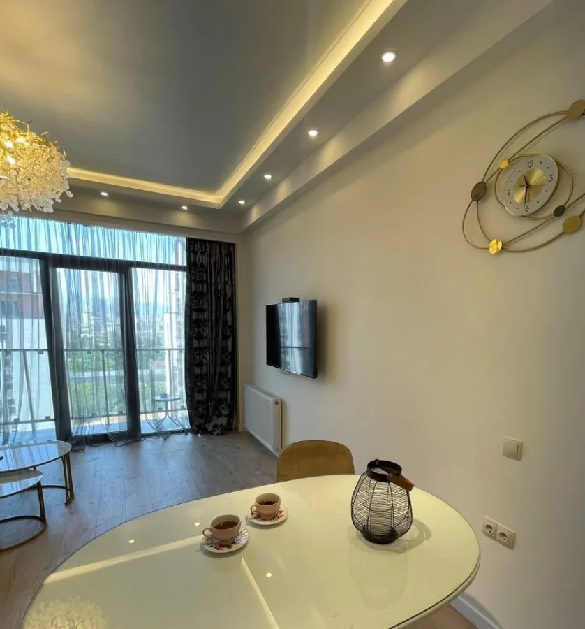 2-room apartment for rent on Chkondideli Street 36, Nadzaladevi, Tbilisi — dining table by the balcony window