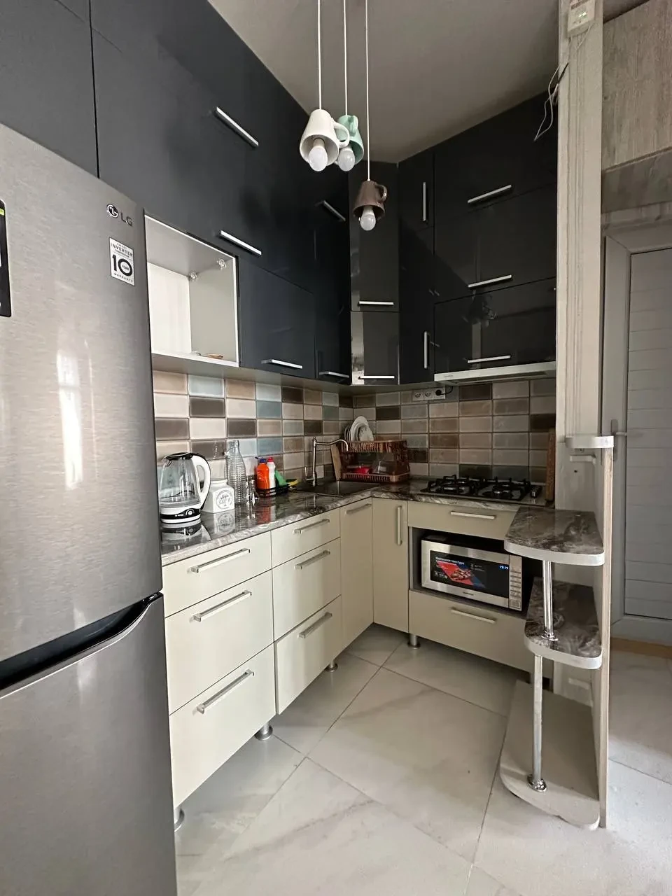 2-room apartment for rent on Chkondideli Street, Nadzaladevi, Tbilisi — kitchen with appliances
