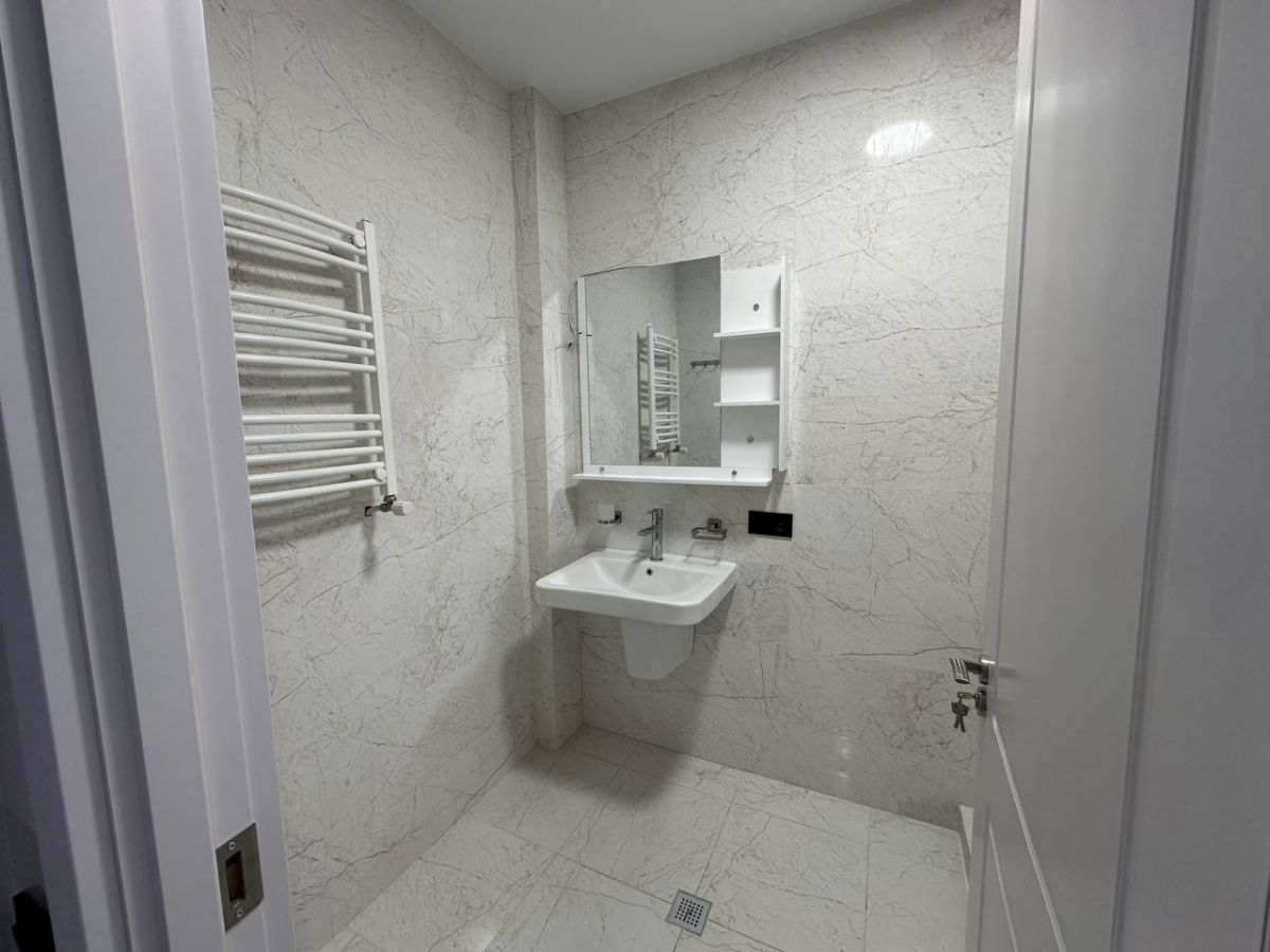 2-room apartment for rent on Chkondideli Street, Nadzaladevi, Tbilisi — marble bathroom with sink and mirror