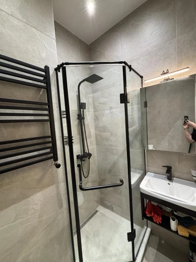 2-room apartment for rent on Chqondideli Street, Nadzaladevi, Tbilisi — walk-in shower with rainfall head and stone-look tiles