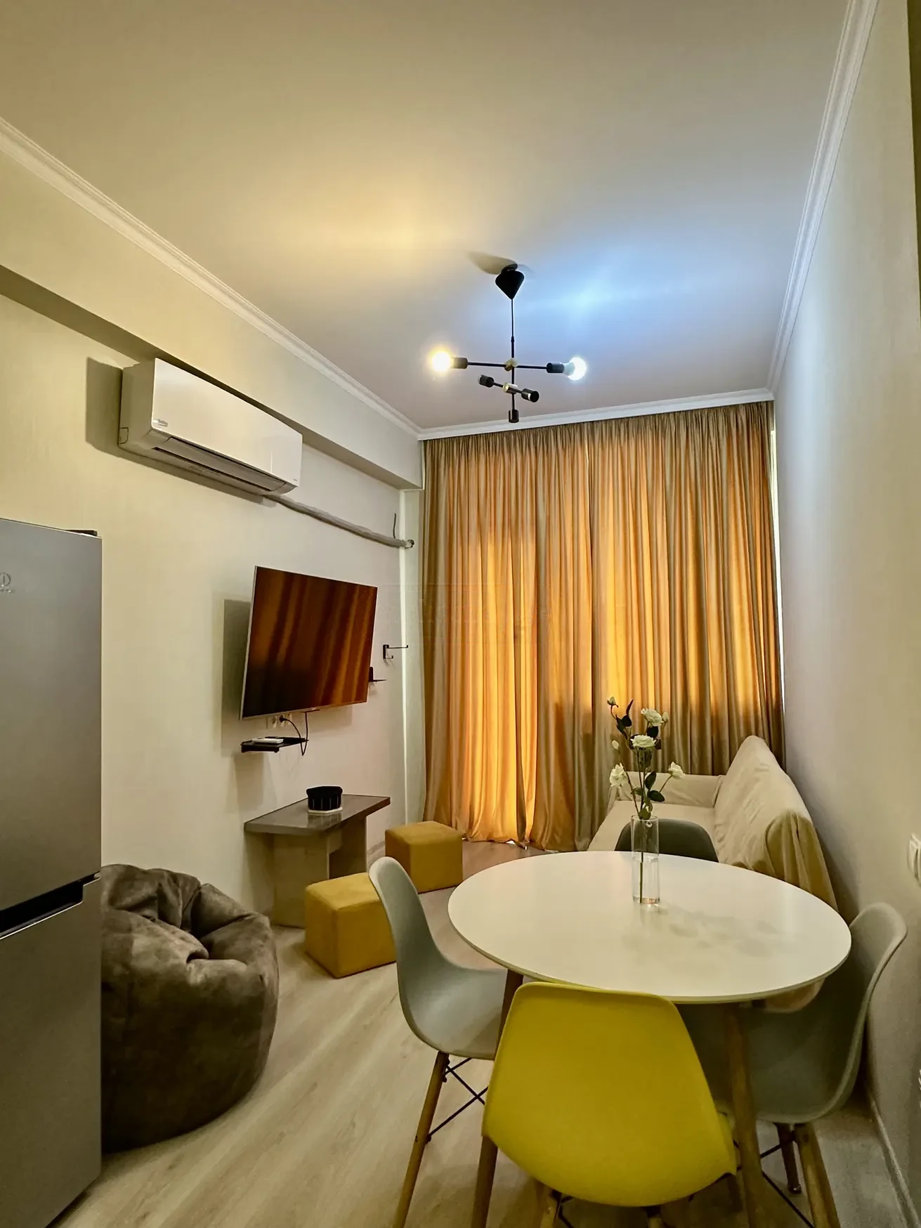 2-room apartment for rent on Kazbegi Avenue, Saburtalo, Tbilisi — living room with TV and air conditioning