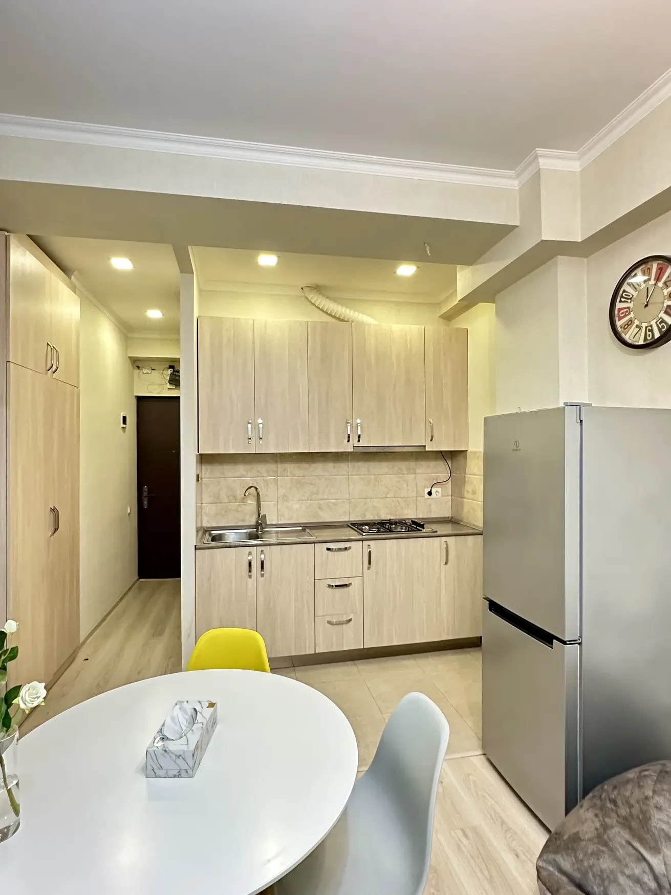 2-room apartment for rent on Kazbegi Avenue, Saburtalo, Tbilisi — kitchen and dining area