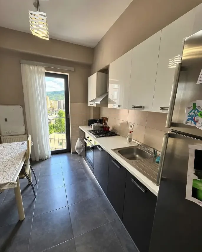 2-room apartment for rent on Nutsubidze Street, Saburtalo, Tbilisi — kitchen with gas hob and city view window