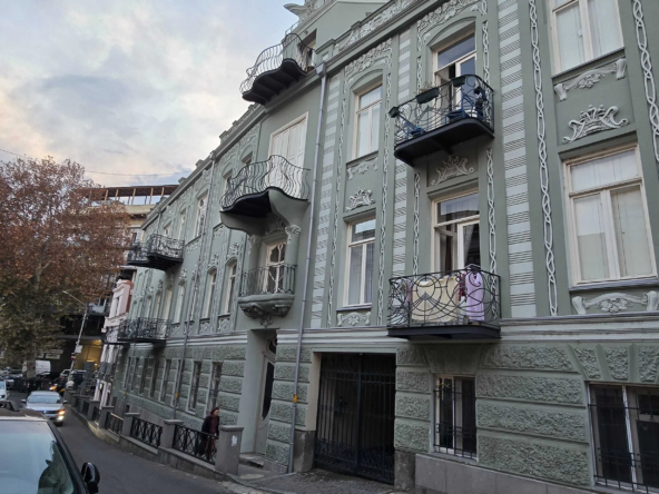 2-room apartment for rent on Rome Street, Chughureti, Tbilisi — historic Art Nouveau building facade