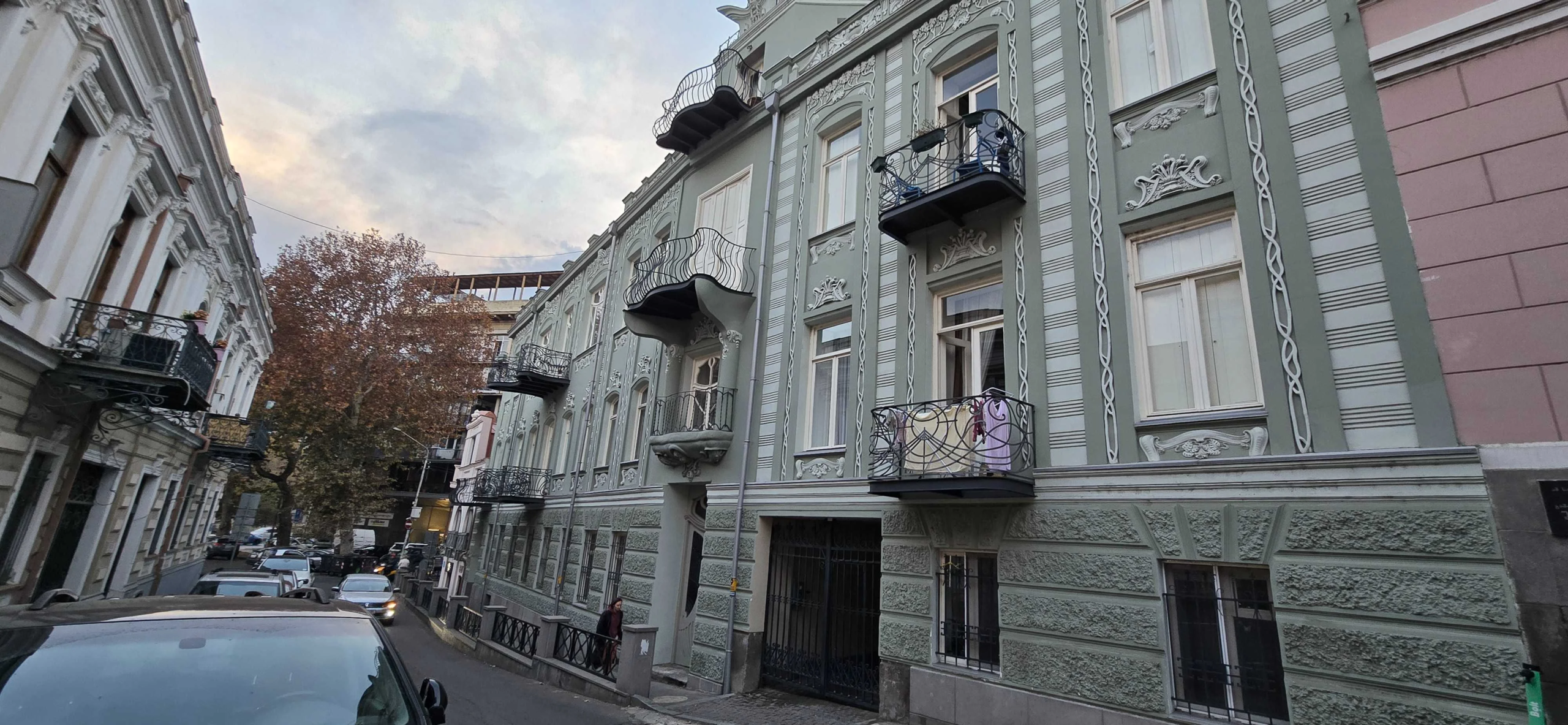 2-room apartment for rent on Rome Street, Chughureti, Tbilisi — historic Art Nouveau building facade