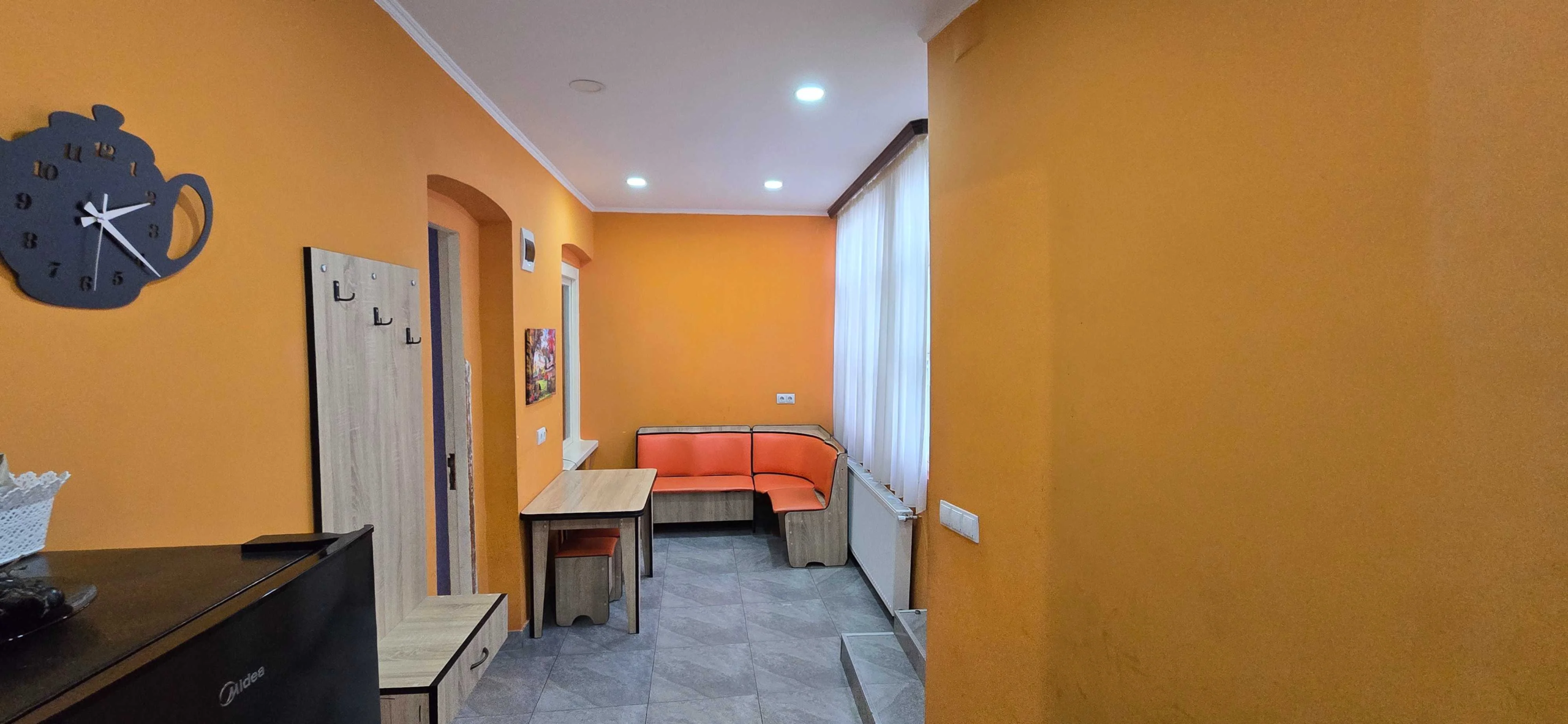 2-room apartment for rent on Rome Street, Chughureti, Tbilisi — dining area with corner sofa