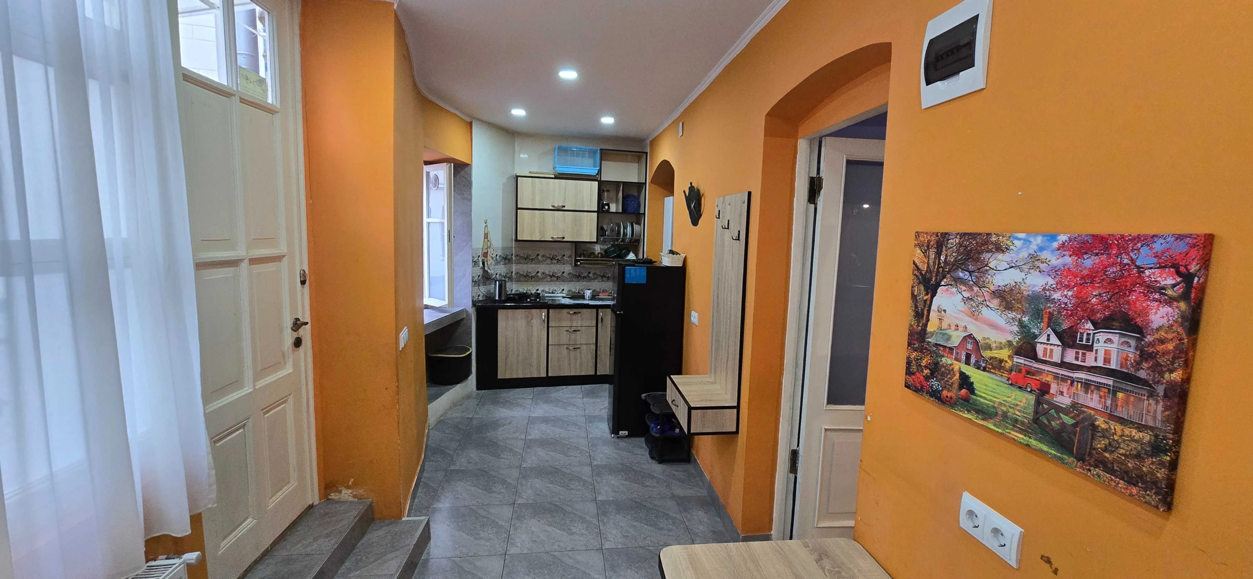 2-room apartment for rent on Rome Street, Chughureti, Tbilisi — hallway and kitchen