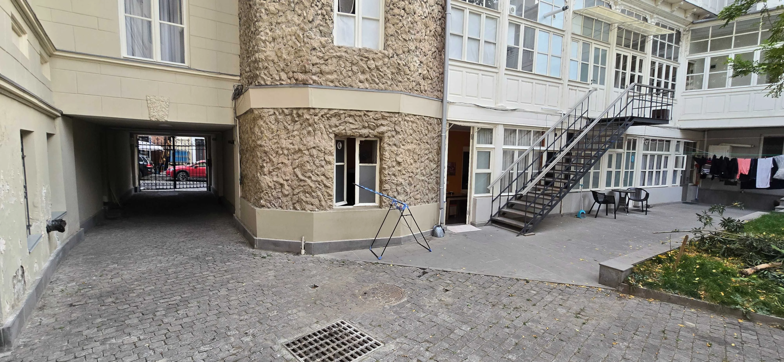2-room apartment for rent on Rome Street, Chughureti, Tbilisi — shared courtyard
