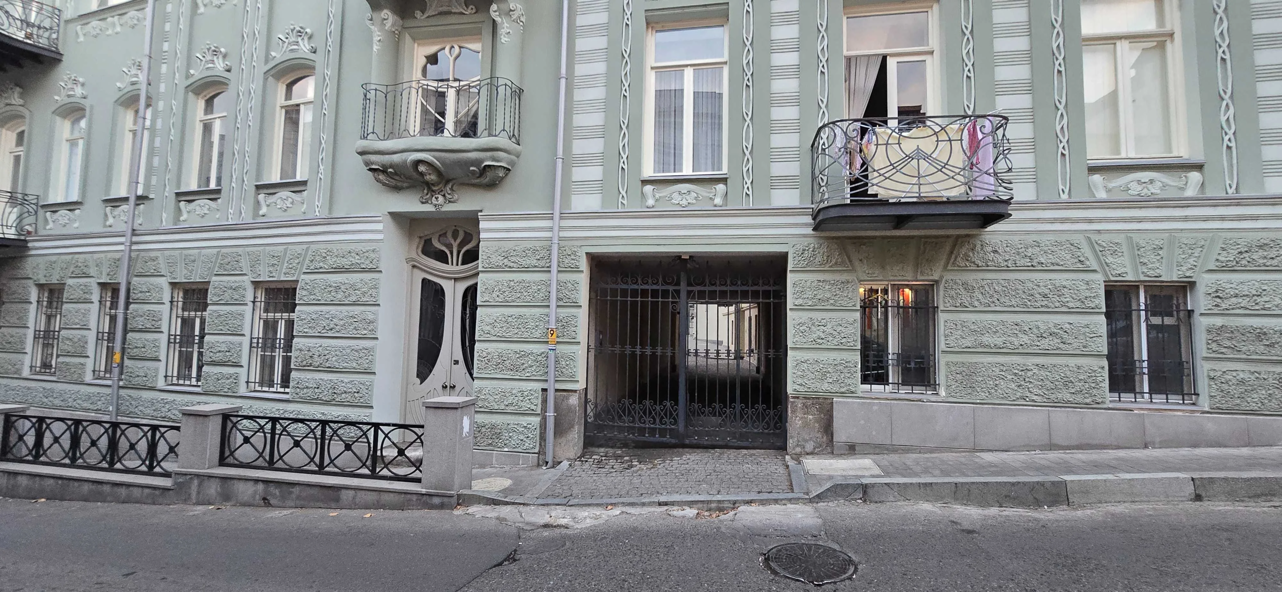 2-room apartment for rent on Rome Street, Chughureti, Tbilisi — building entrance with Art Nouveau doorway