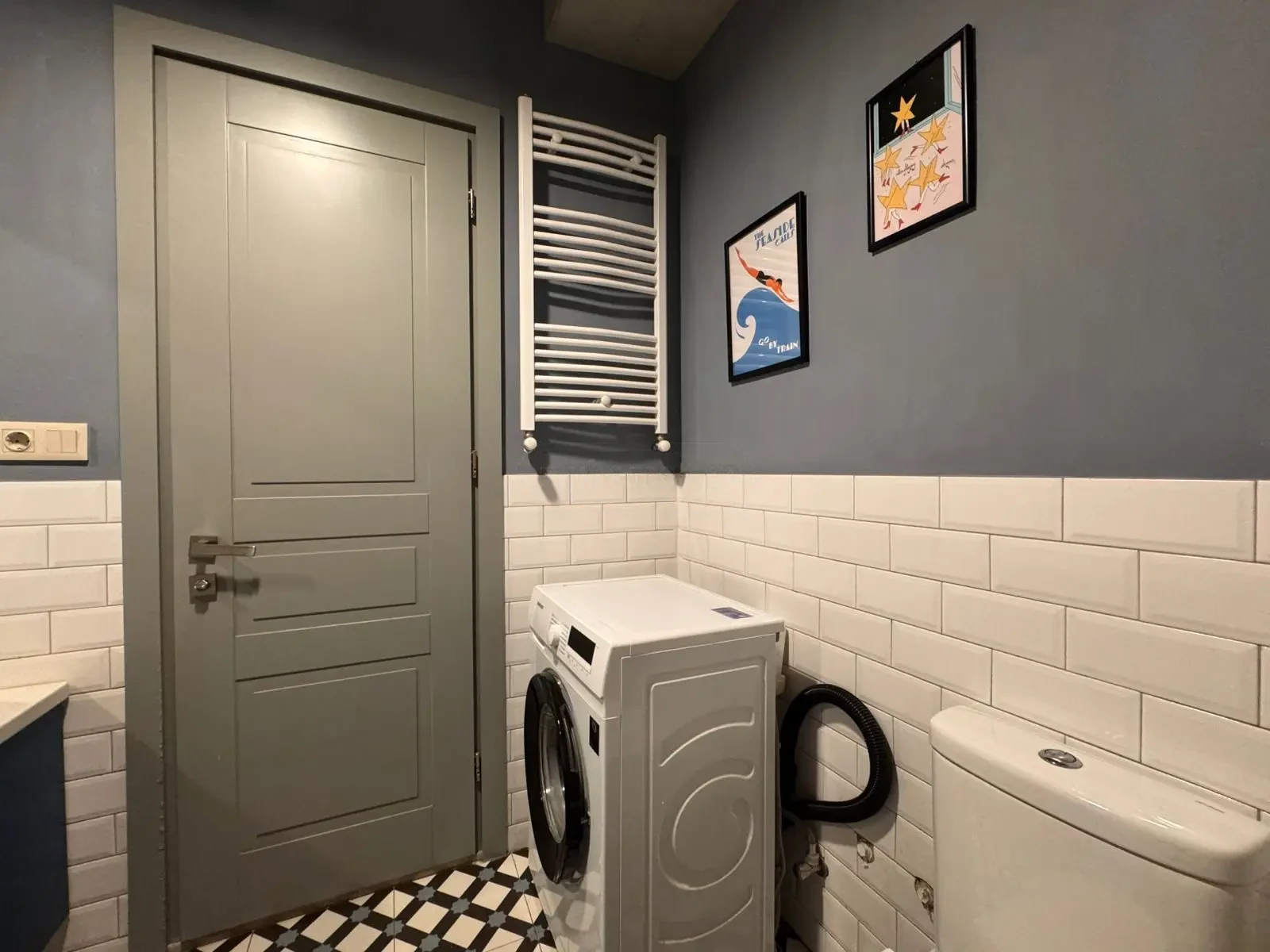 2-room apartment for sale on Avalishvili Street, Vake, Tbilisi — bathroom with washing machine and heated towel rail