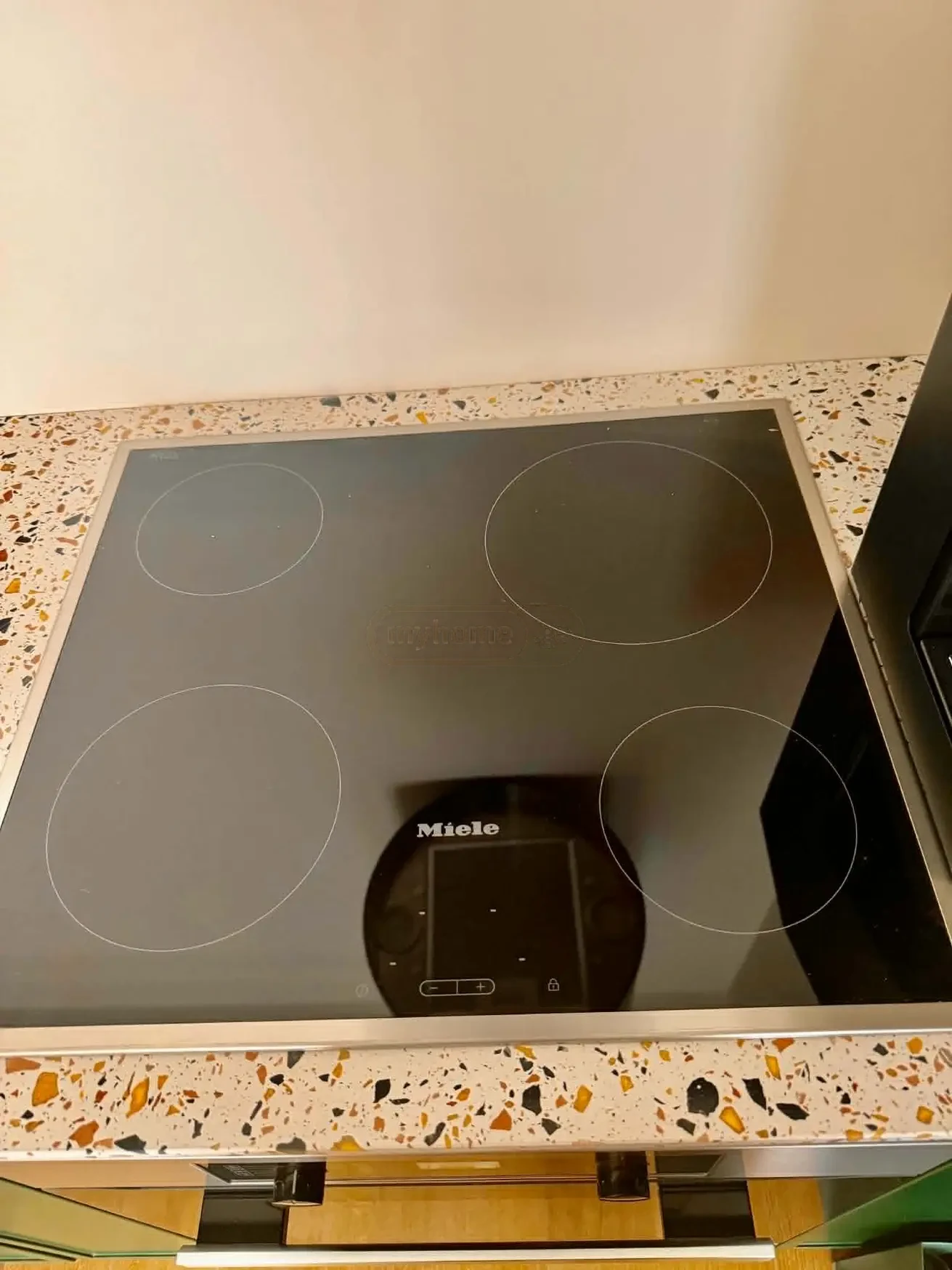 2-room apartment for sale on Ilia Chavchavadze Avenue, Vake, Tbilisi - Miele induction hob on the terrazzo worktop