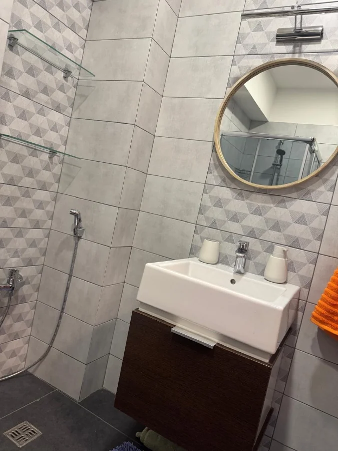 2-room apartment for sale on Chavchavadze Avenue, Vake, Tbilisi — bathroom washbasin and mirror