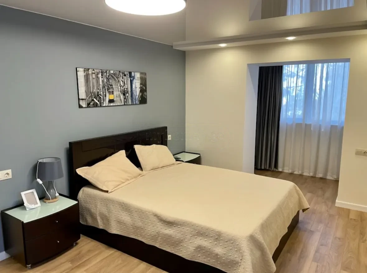 2-room apartment for sale on Irakli Abashidze Street, Vake, Tbilisi — bedroom with double bed and window alcove
