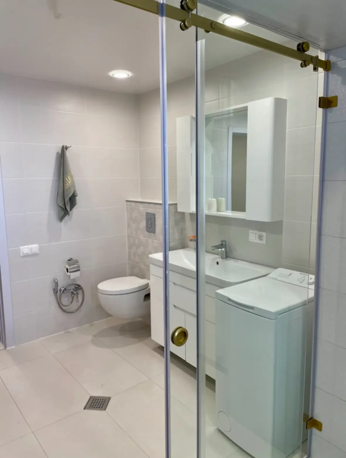 2-room apartment for sale on Irakli Abashidze Street, Vake, Tbilisi — bathroom with walk-in shower and washing machine