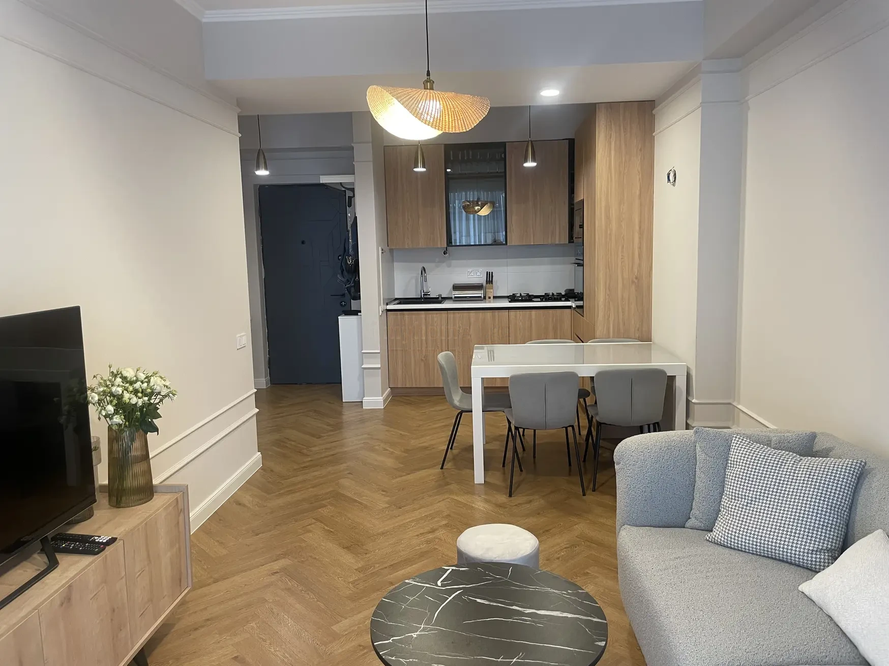 2-room apartment for sale on Kipshidze Street, Vake, Tbilisi - open-plan living room, dining area and kitchen