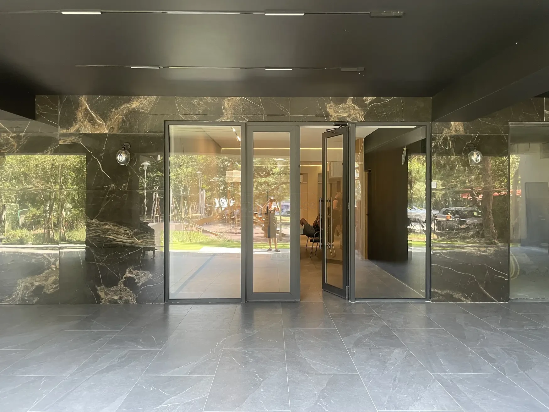 2-room apartment for sale on Kipshidze Street, Vake, Tbilisi - marble lobby entrance of the building