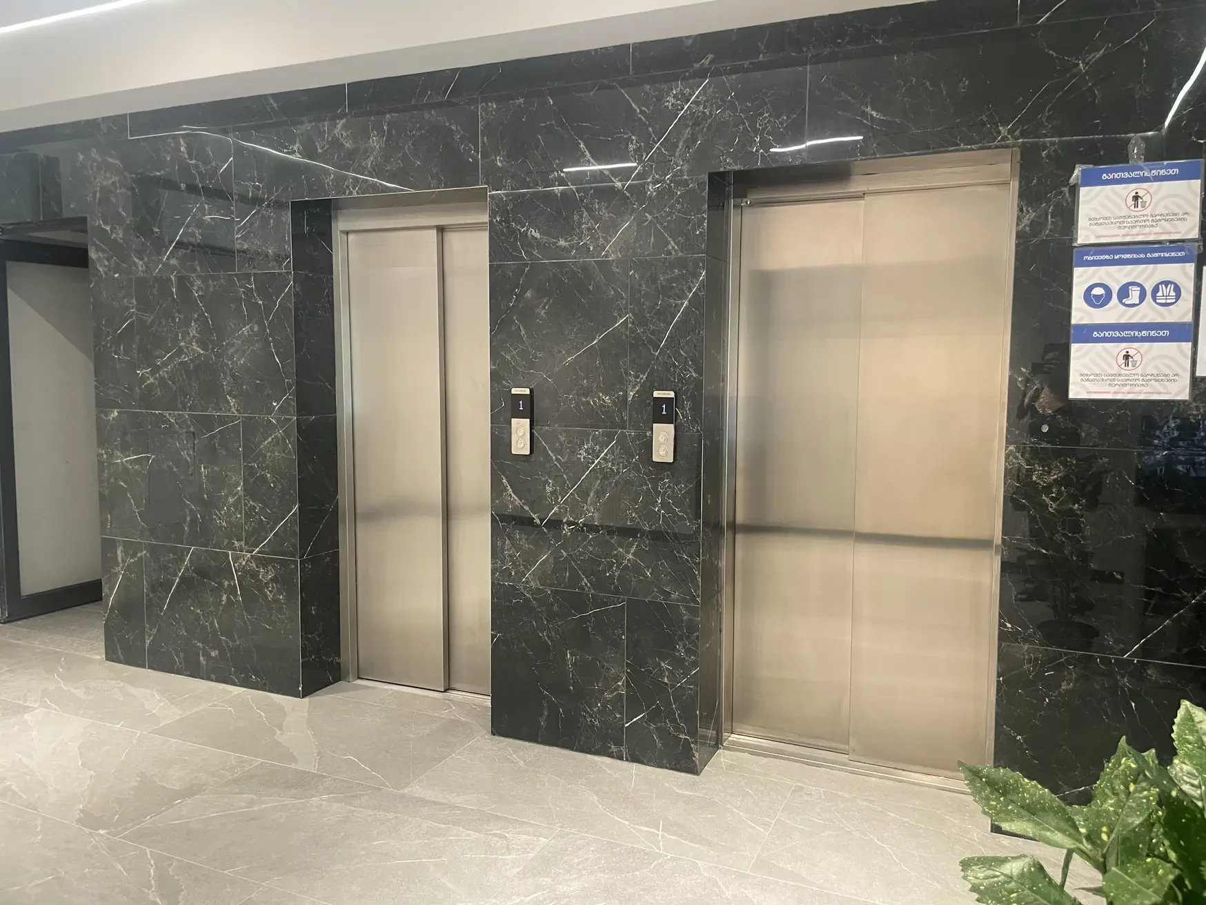 2-room apartment for sale on Kipshidze Street, Vake, Tbilisi - elevator lobby