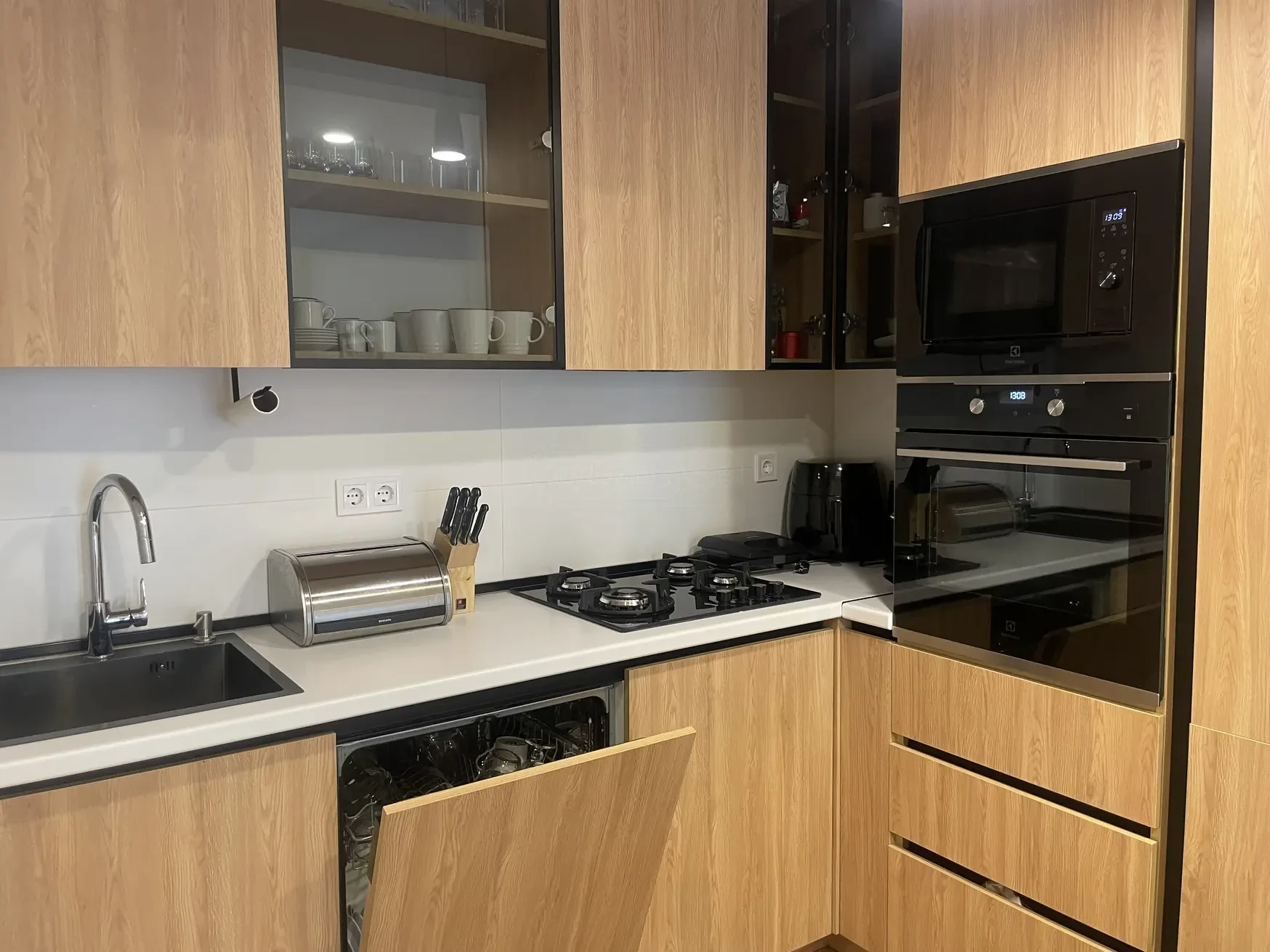 2-room apartment for sale on Kipshidze Street, Vake, Tbilisi - fitted kitchen with built-in oven, hob and appliances