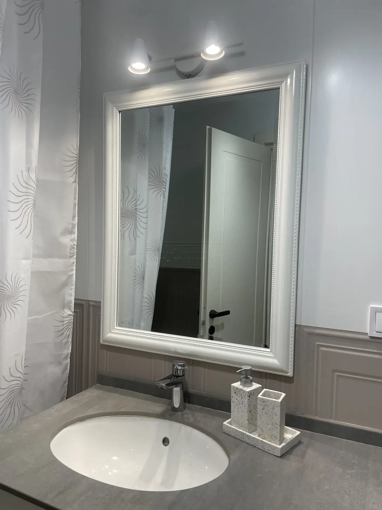 2-room apartment for sale on Kipshidze Street, Vake, Tbilisi - bathroom with vanity unit and mirror