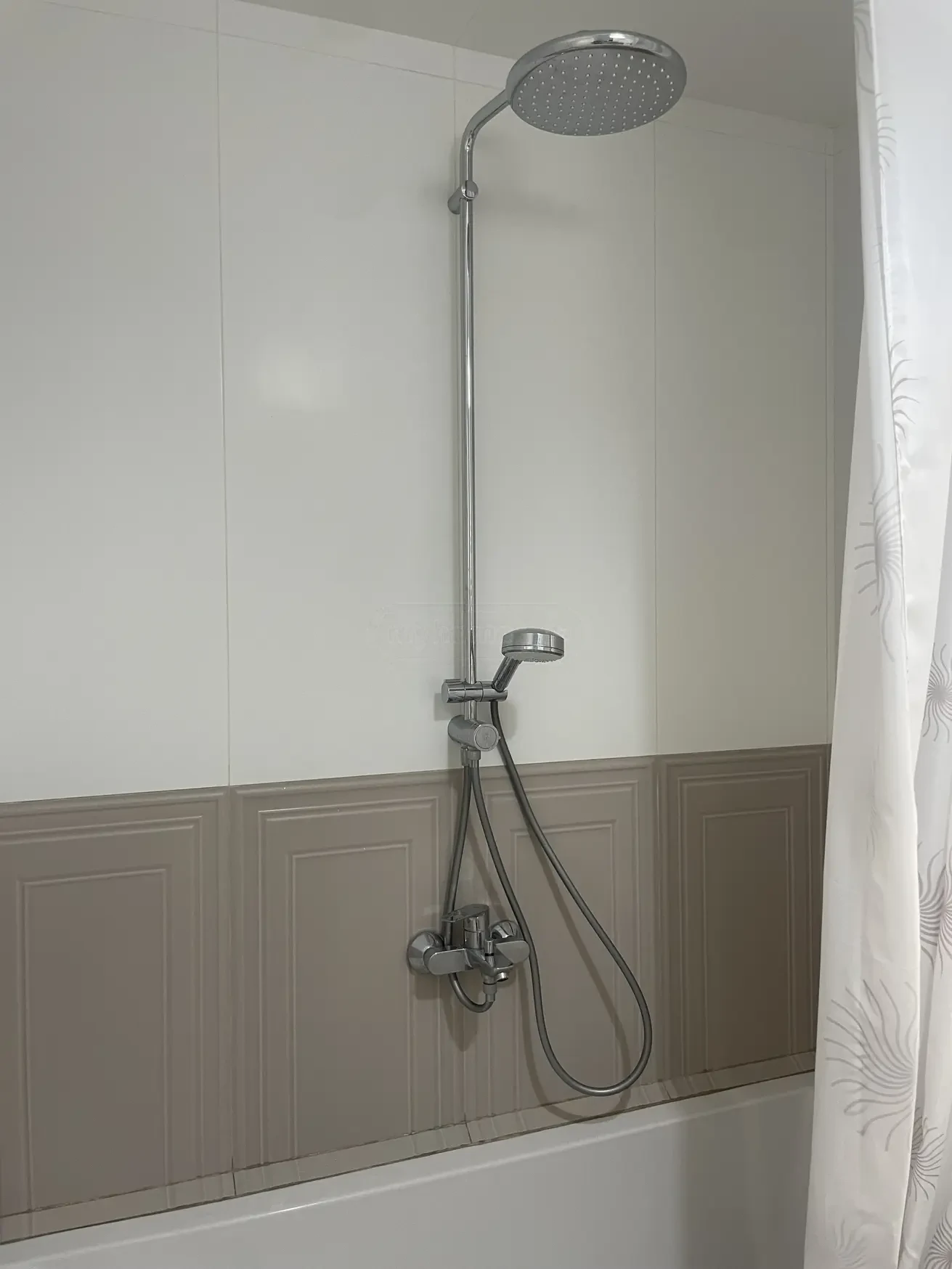 2-room apartment for sale on Kipshidze Street, Vake, Tbilisi - bathroom shower and bath