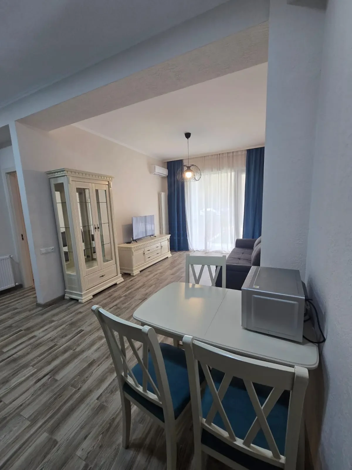 2-room furnished apartment for sale on Mindeli Street 9b, Saburtalo, Tbilisi — dining area with table and chairs
