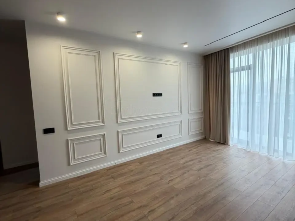 2-room apartment for sale on Politkovskaya Street 40a, Saburtalo, Tbilisi — living room with classic moldings and oak floors