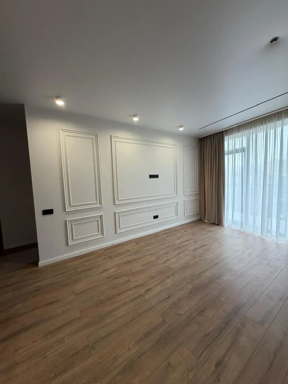 2-room apartment for sale on Politkovskaya Street 40a, Saburtalo, Tbilisi — living room with classic moldings and oak floors