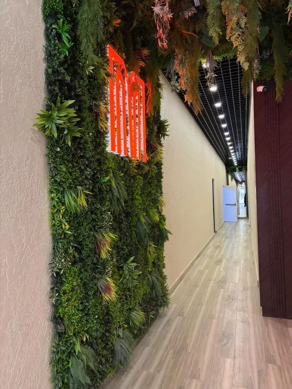 2-room apartment for sale on Politkovskaya Street 40a, Saburtalo, Tbilisi — residence corridor with green wall