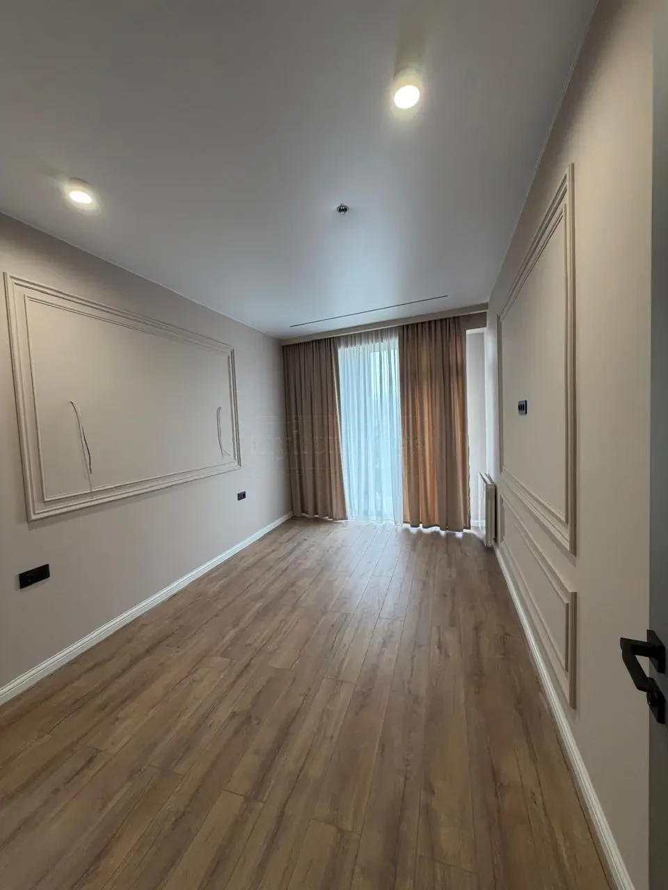 2-room apartment for sale on Politkovskaya Street 40a, Saburtalo, Tbilisi — bedroom with beige wall moldings