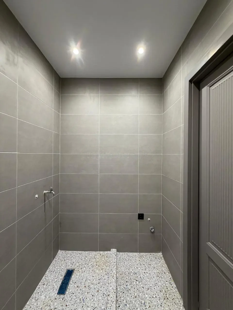 2-room apartment for sale on Politkovskaya Street 40a, Saburtalo, Tbilisi — walk-in shower with terrazzo floor