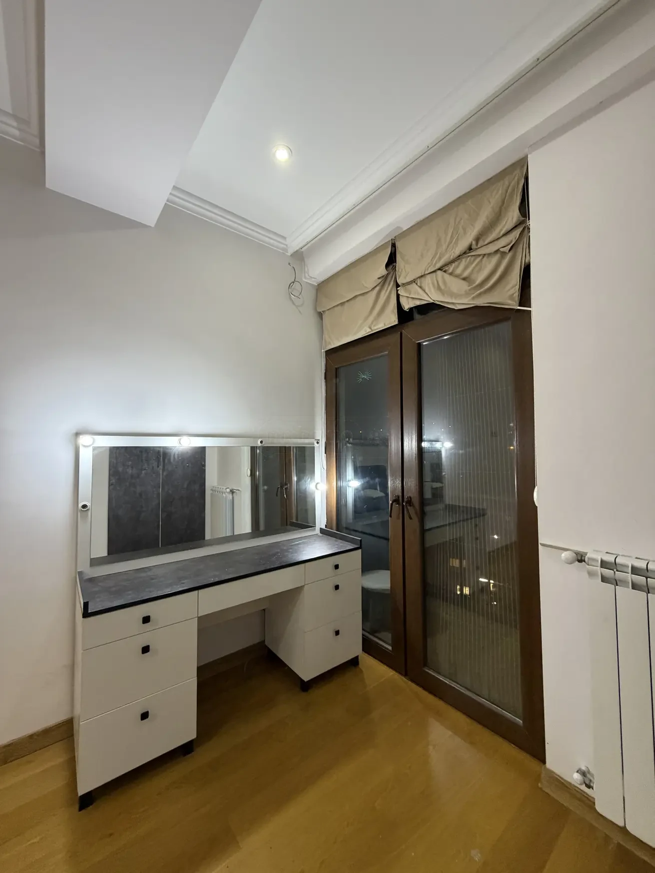 2-room apartment for sale on Shatberashvili Street, Vake, Tbilisi — dressing table with lit mirror