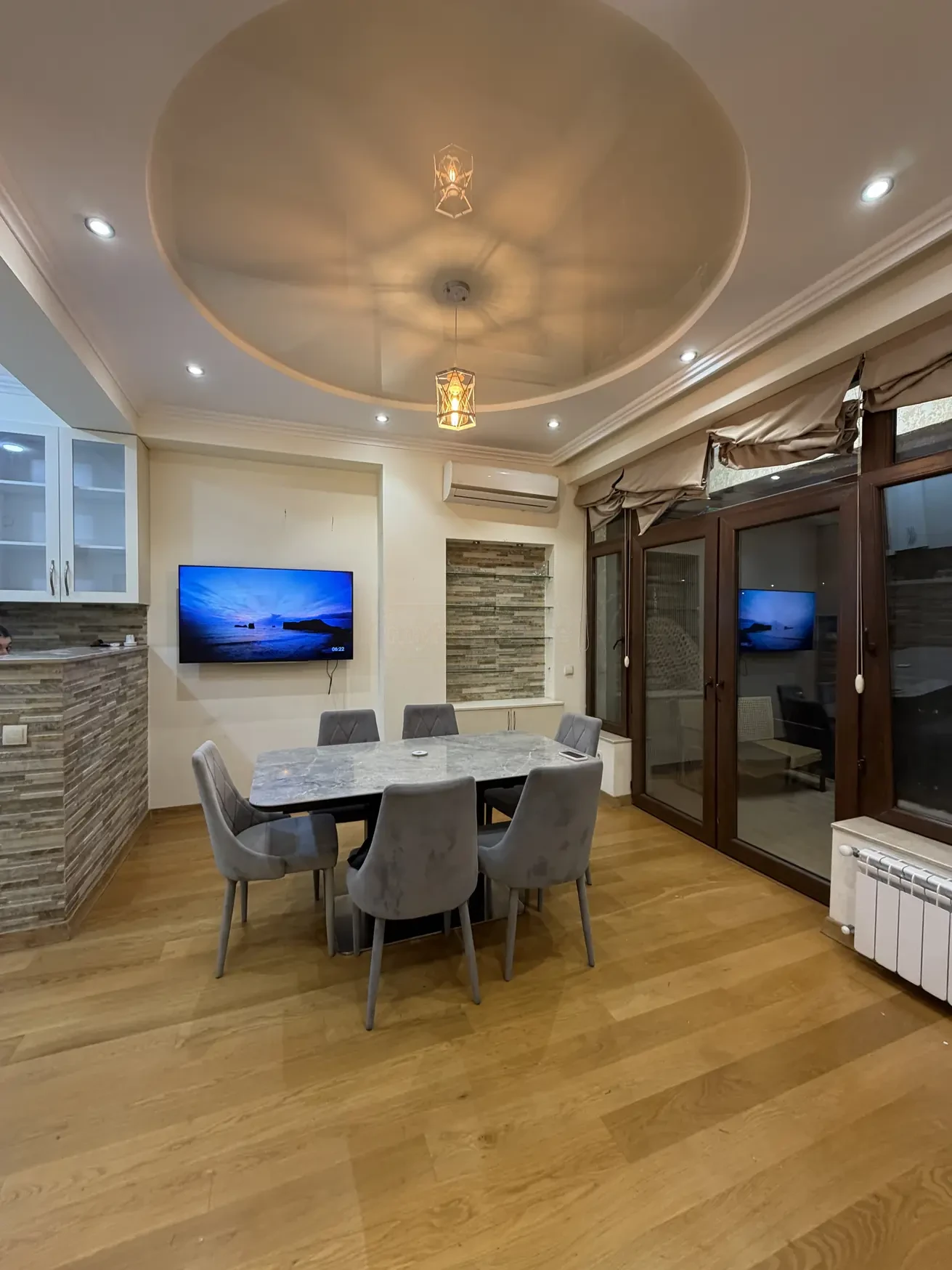 2-room apartment for sale on Shatberashvili Street, Vake, Tbilisi — open-plan living and dining room with decorative ceiling