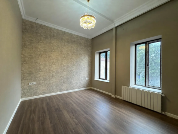 2-room apartment for sale on Tsinamdzghvrishvili Street, Chugureti, Tbilisi — living room with chandelier and two bright windows