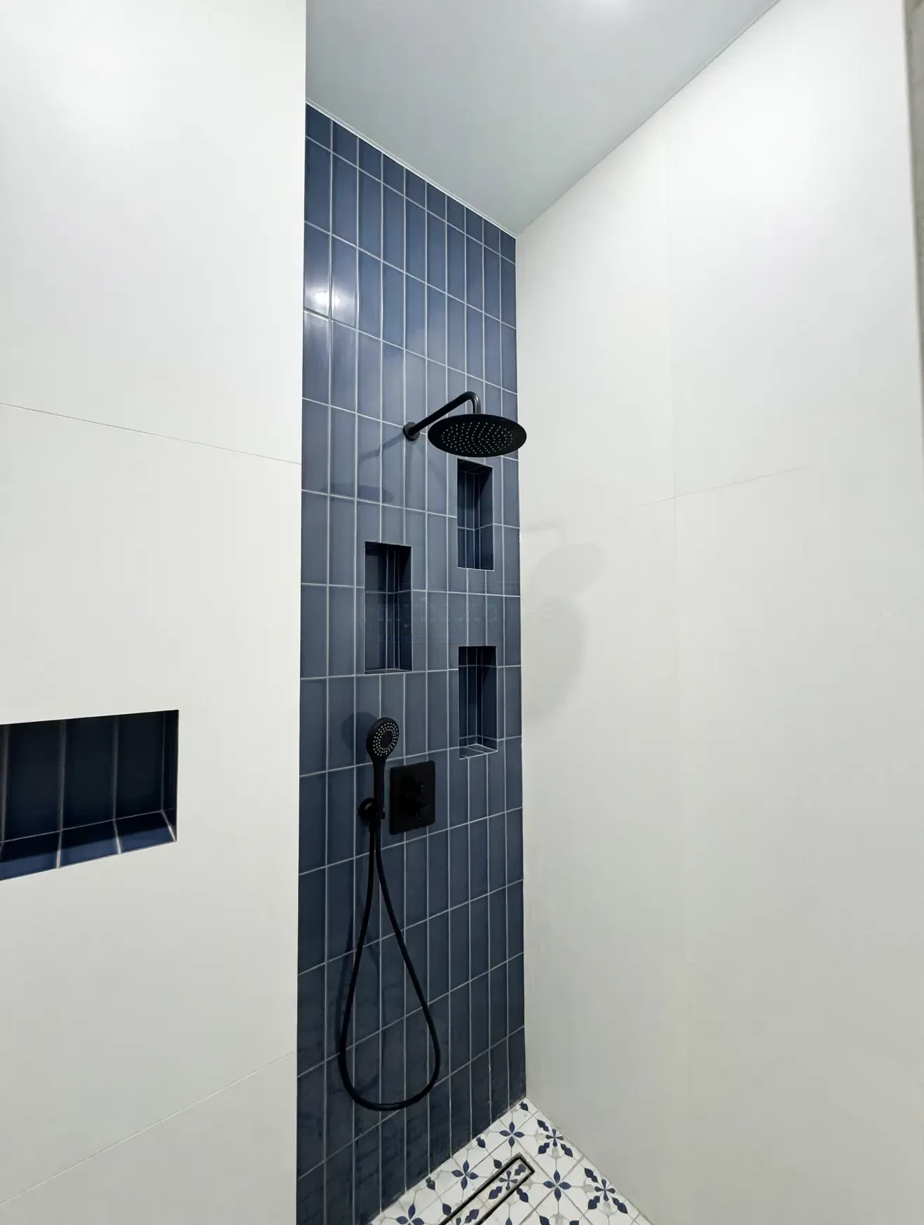 2-room apartment for sale on Tsinamdzghvrishvili Street, Chugureti, Tbilisi — walk-in shower with navy tile and black rain shower head